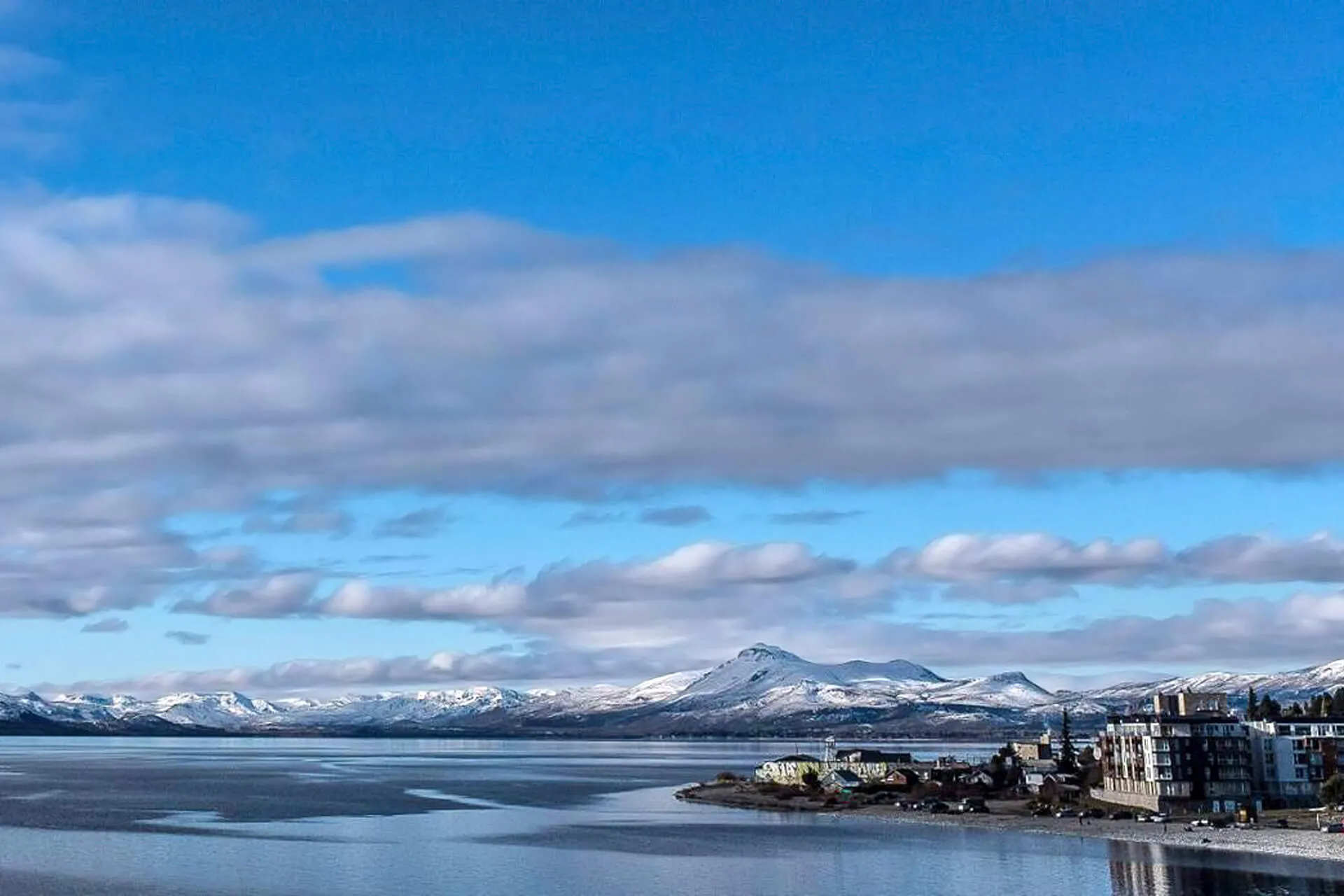 Vista al lago Nahuel Huapi desde el Depto Michel