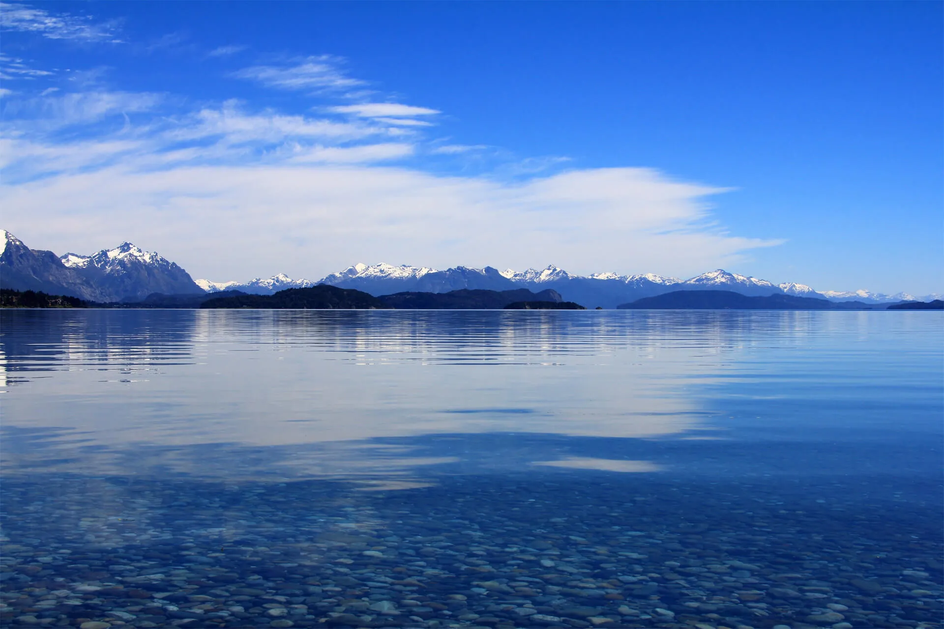 Vista al lago Nahuel Huapi desde el departamento OCEAN