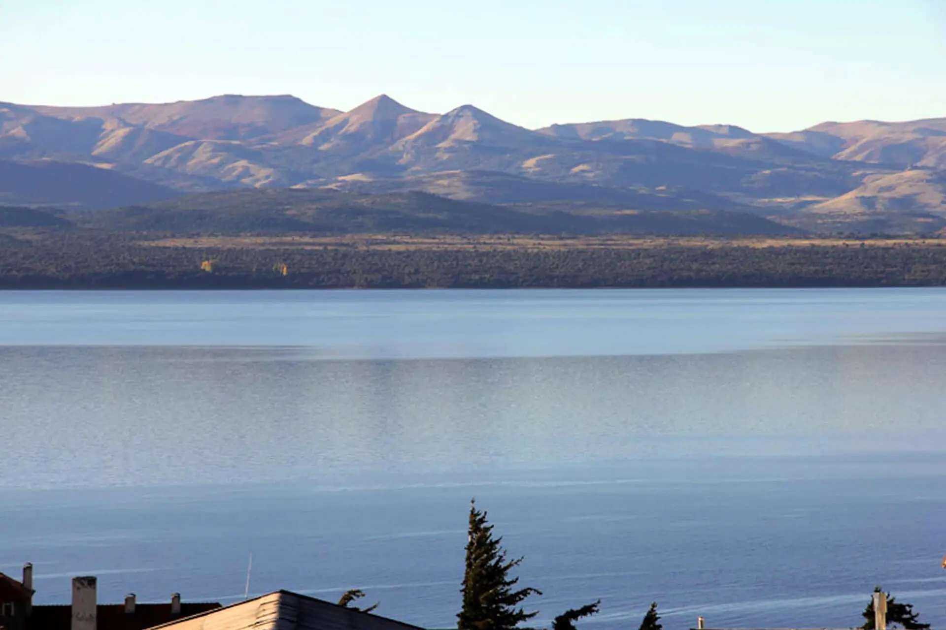 Vista al lago Nahuel Huapi desde el depto 307