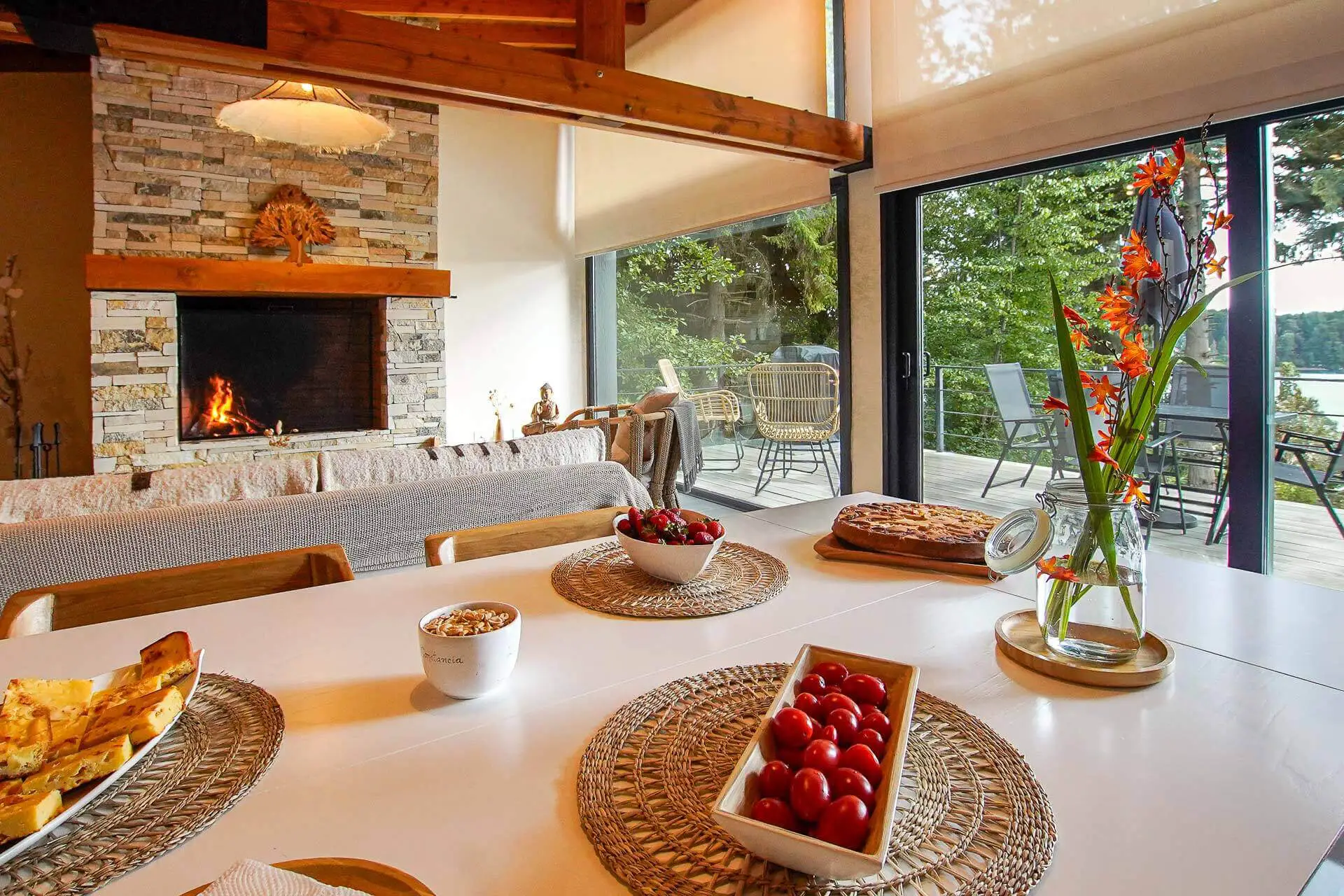 Sala de jantar com lareira da Casa Alta Vista