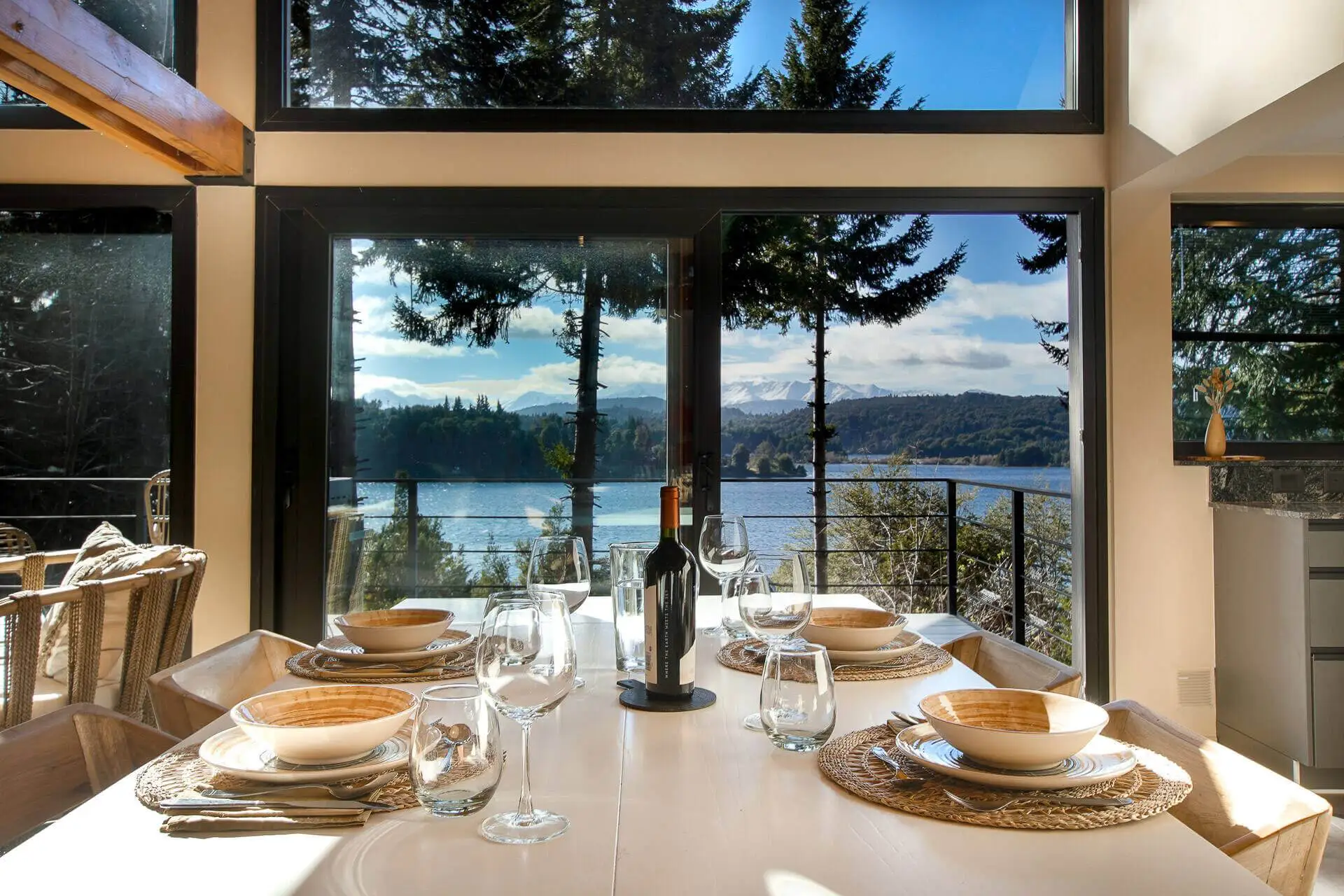 Sala de jantar com vista para o Lago Moreno