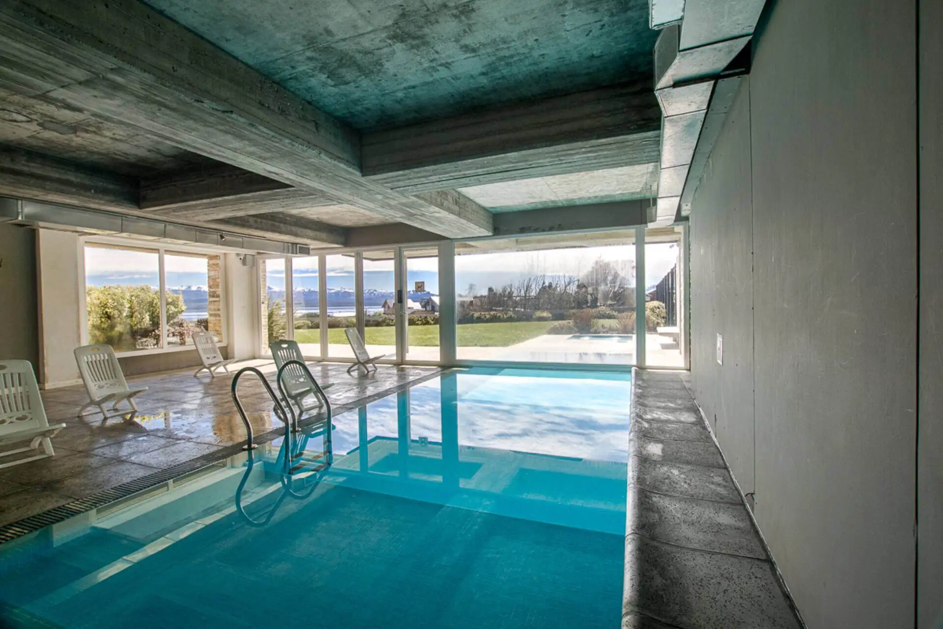 Piscina coberta aquecida às margens do lago Nahuel Huapi