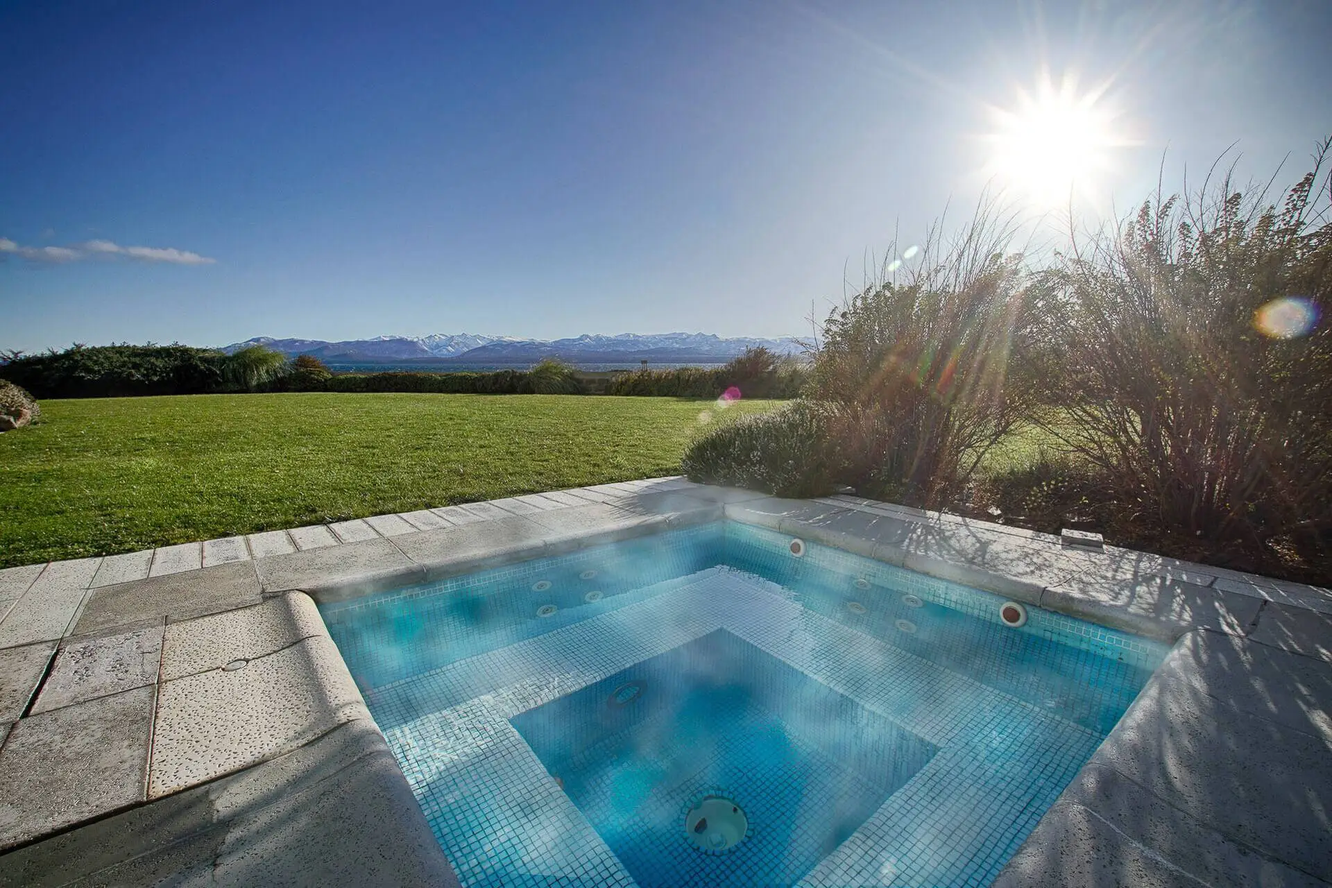 Piscina às margens do lago Nahuel Huapi