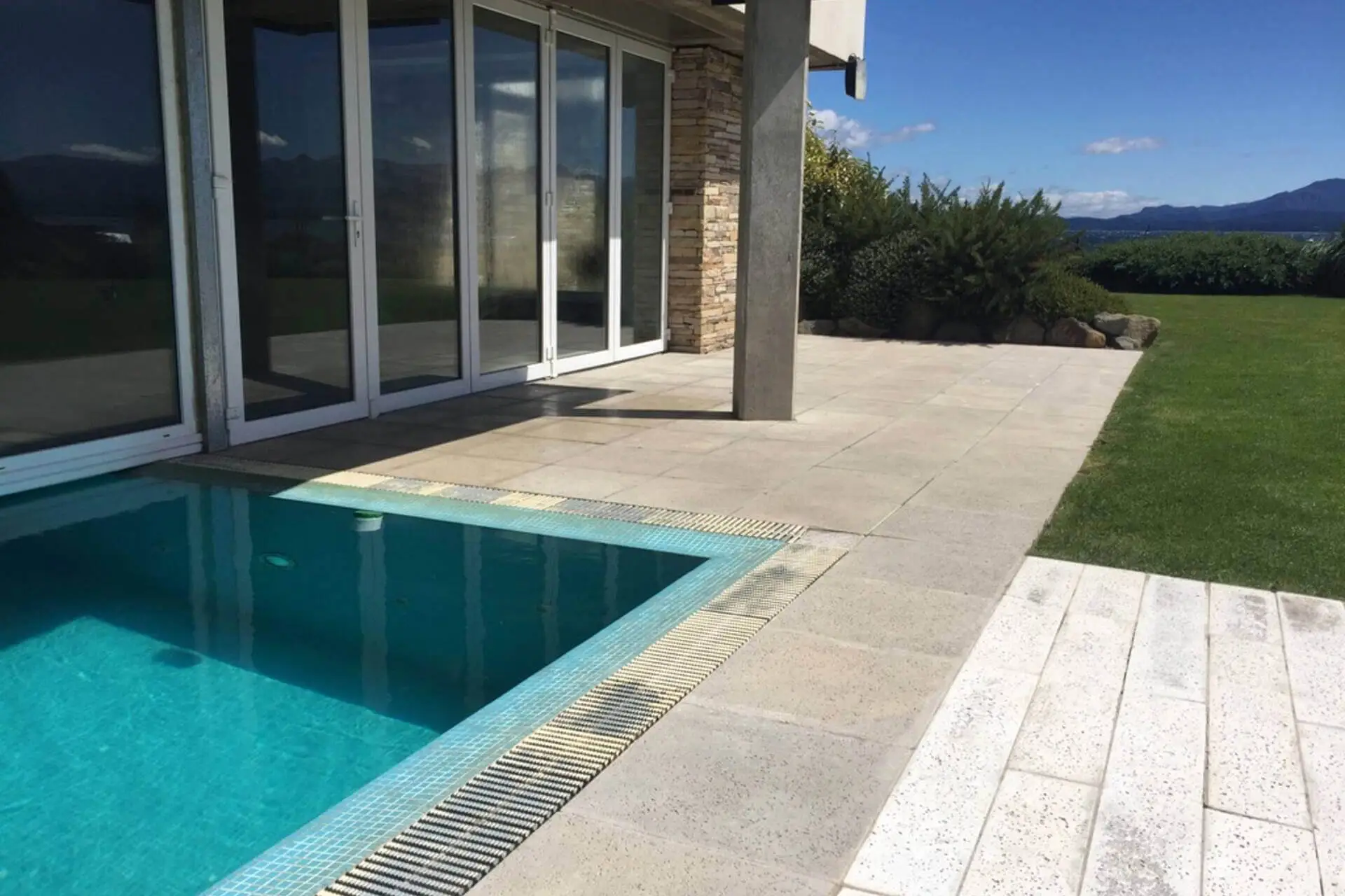 Piscina às margens do lago Nahuel Huapi