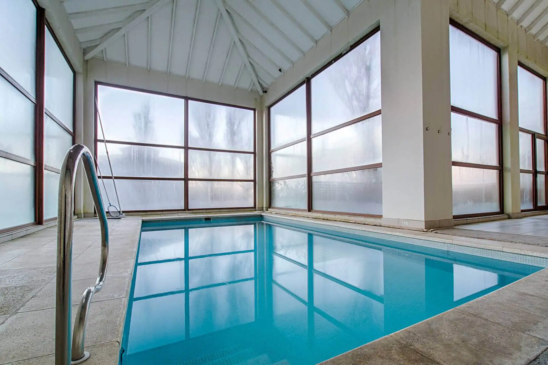 Piscina coberta e aquecida do edifício Terrazas Bariloche