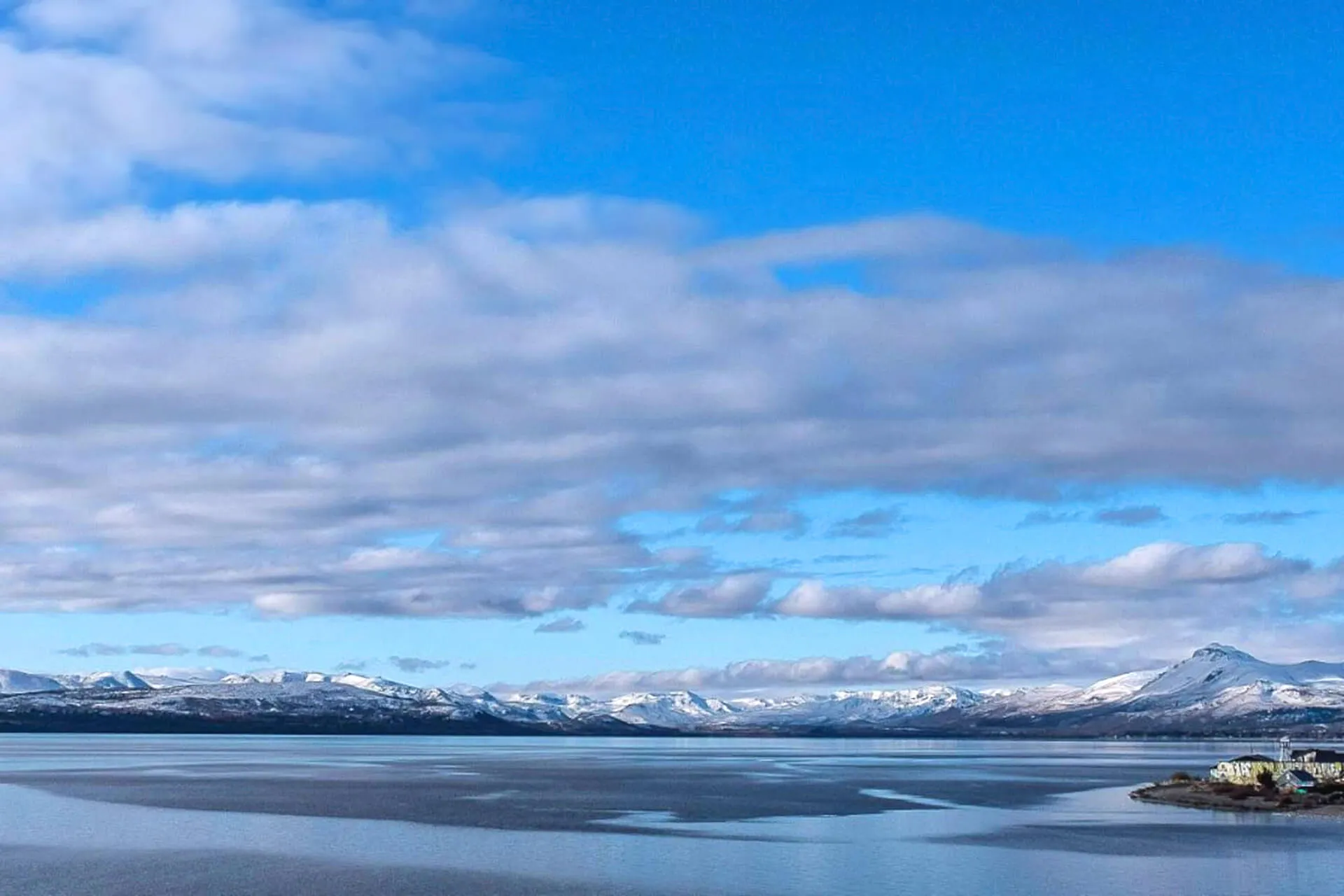 Vista do lago Nahuel Huapi a partir do exterior do edifício Ollagua