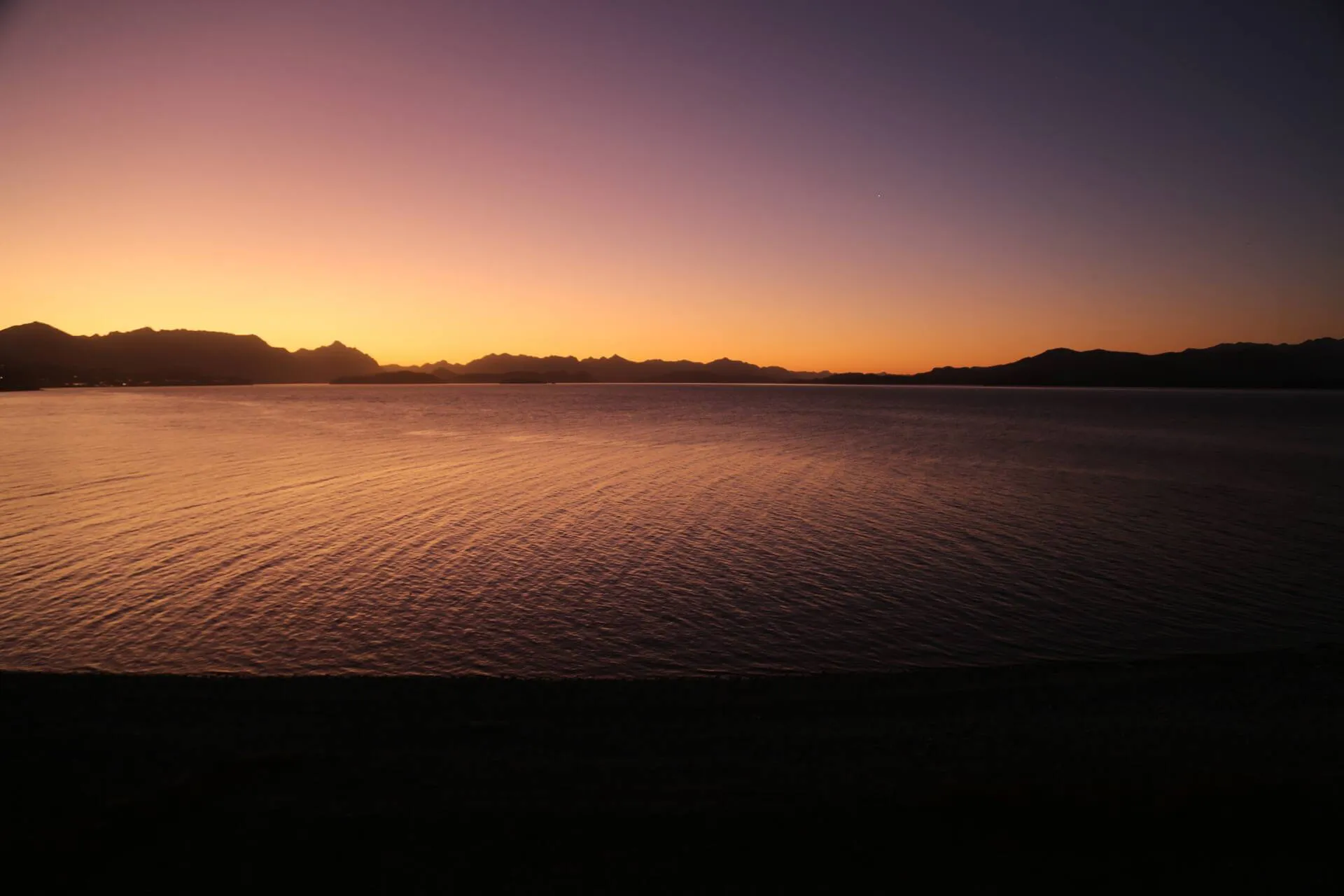 Vista do lago com pôr do sol a partir do apartamento Michel