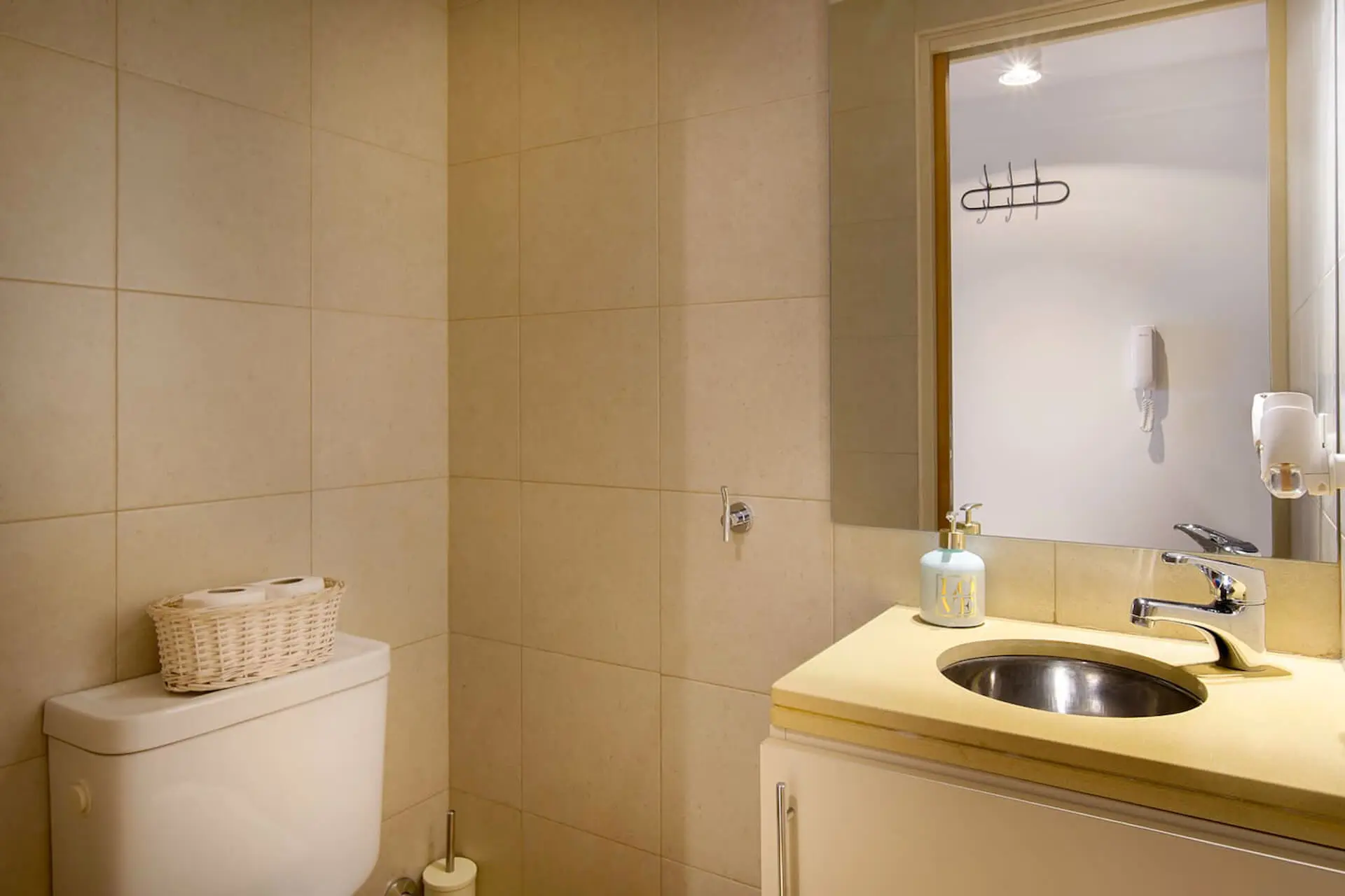 Banheiro com vaso sanitário apartamento Duplex Edifício Terrazas